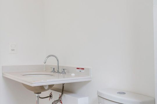 Alugar apartamento com 2 quartos, 1 suíte, varanda, academia e piscina no condomínio. — Banheiro da Suíte 1