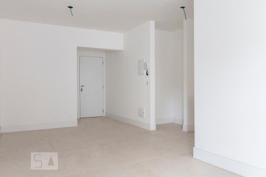 Alugar apartamento com 2 quartos, 1 suíte, varanda, academia e piscina no condomínio. — Sala
