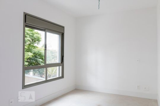 Alugar apartamento com 2 quartos, 1 suíte, varanda, academia e piscina no condomínio. — Suíte 1
