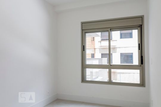 Alugar apartamento com 2 quartos, 1 suíte, varanda, academia e piscina no condomínio. — Quarto 1