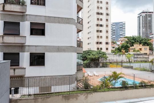 Alugar apartamento com 2 quartos, 1 suíte, varanda, academia e piscina no condomínio. — Vista do Quarto 1