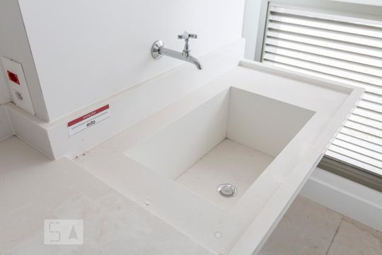 Alugar apartamento com 2 quartos, 1 suíte, varanda, academia e piscina no condomínio. — Lavanderia