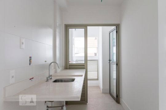 Alugar apartamento com 2 quartos, 1 suíte, varanda, academia e piscina no condomínio. — Cozinha