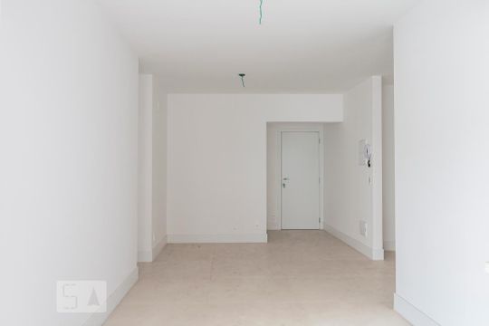 Alugar apartamento com 2 quartos, 1 suíte, varanda, academia e piscina no condomínio. — Sala