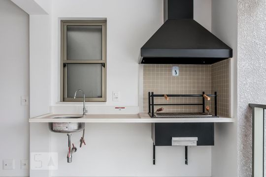 Alugar apartamento com 2 quartos, 1 suíte, varanda, academia e piscina no condomínio. — Varanda gourmet