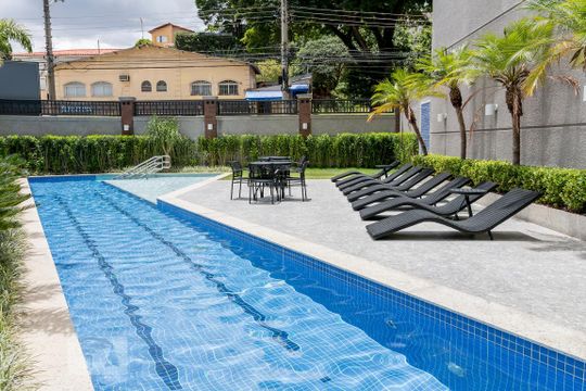 Alugar apartamento com 2 quartos, 1 suíte, varanda, academia e piscina no condomínio. — Área comum - Piscina