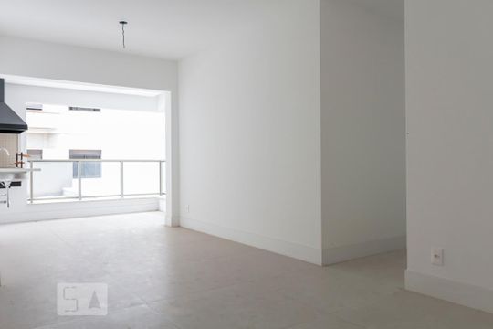 Alugar apartamento com 2 quartos, 1 suíte, varanda, academia e piscina no condomínio. — Sala