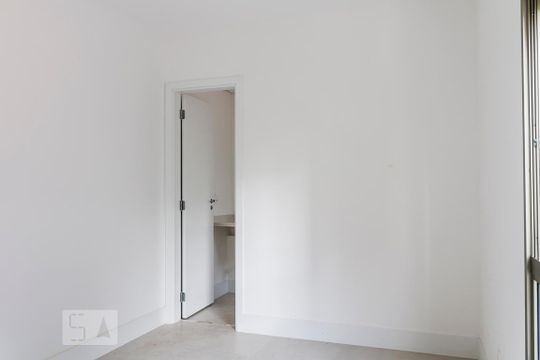 Alugar apartamento com 2 quartos, 1 suíte, varanda, academia e piscina no condomínio. — Suíte 1