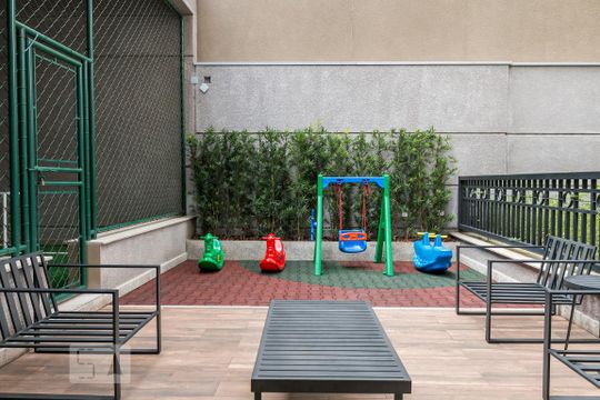 Alugar apartamento com 2 quartos, 1 suíte, varanda, academia e piscina no condomínio. — Área Comum - Playground