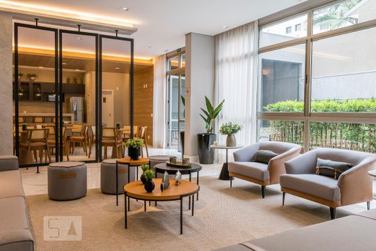 Alugar apartamento com 2 quartos, 1 suíte, varanda, academia e piscina no condomínio. — Área comum - Salão de festas