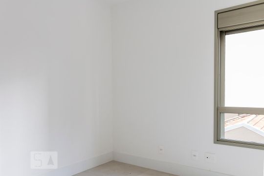 Alugar apartamento com 2 quartos, 1 suíte, varanda, academia e piscina no condomínio. — Suíte 1