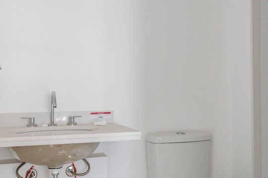 Alugar apartamento com 2 quartos, 1 suíte, varanda, academia e piscina no condomínio. — Banheiro corredor