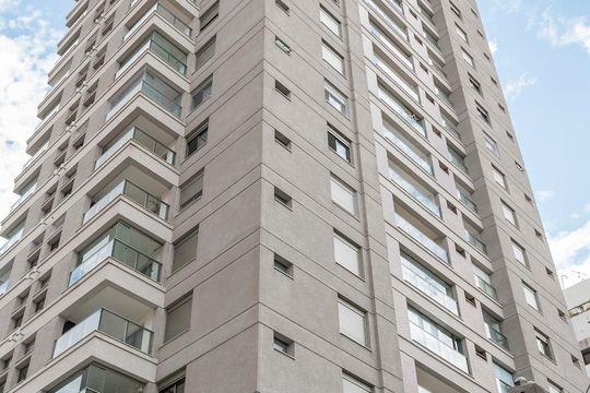 Alugar apartamento com 2 quartos, 1 suíte, varanda, academia e piscina no condomínio. — Fachada
