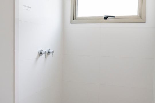 Alugar apartamento com 2 quartos, 1 suíte, varanda, academia e piscina no condomínio. — Banheiro da Suíte 1
