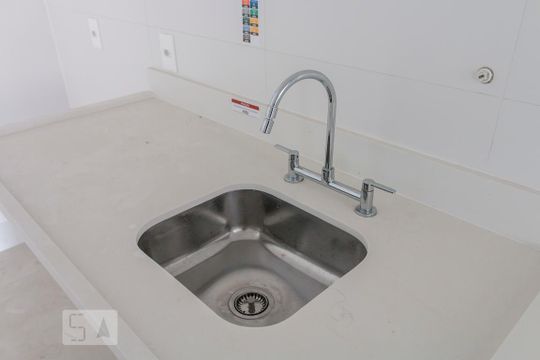 Alugar apartamento com 2 quartos, 1 suíte, varanda, academia e piscina no condomínio. — Cozinha
