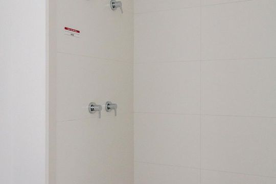 Alugar apartamento com 2 quartos, 1 suíte, varanda, academia e piscina no condomínio. — Banheiro corredor