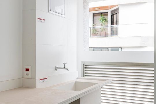 Alugar apartamento com 2 quartos, 1 suíte, varanda, academia e piscina no condomínio. — Lavanderia