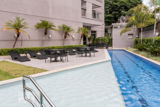Alugar apartamento com 2 quartos, 1 suíte, varanda, academia e piscina no condomínio. — Área comum - Piscina