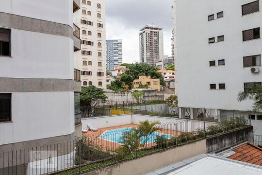 Alugar apartamento com 2 quartos, 1 suíte, varanda, academia e piscina no condomínio. — Vista da Varanda