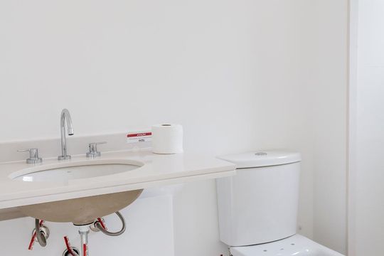 Alugar apartamento com 2 quartos, 1 suíte, varanda, academia e piscina no condomínio. — Banheiro da Suíte 1