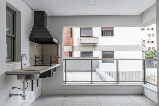 Alugar apartamento com 2 quartos, 1 suíte, varanda, academia e piscina no condomínio. — Varanda gourmet