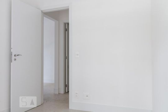 Alugar apartamento com 2 quartos, 1 suíte, varanda, academia e piscina no condomínio. — Quarto 1