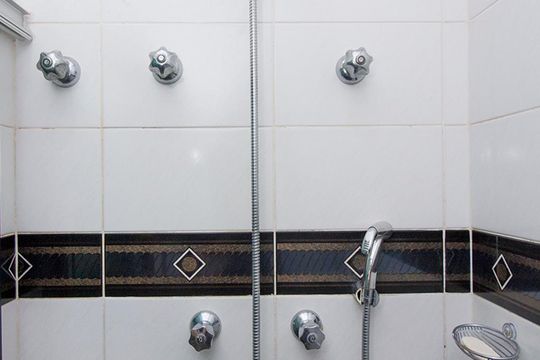 Compra de apartamento mobiliado com 4 quartos, 3 suítes e instalações de churrasqueira e academia. — Chuveiro - Banheiro Suíte 3