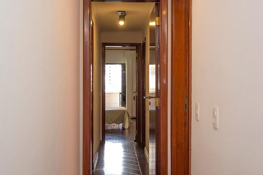 Compra de apartamento mobiliado com 4 quartos, 3 suítes e instalações de churrasqueira e academia. — Corredor