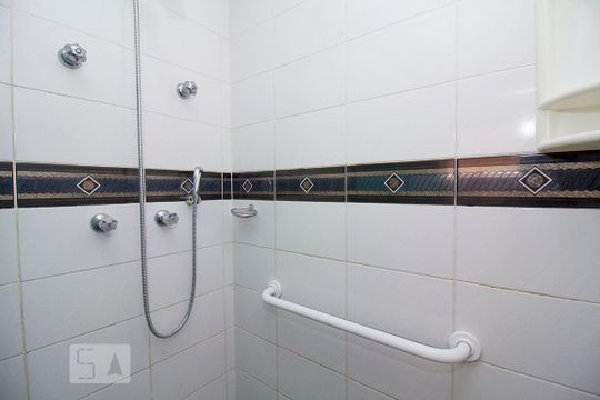 Compra de apartamento mobiliado com 4 quartos, 3 suítes e instalações de churrasqueira e academia. — Detalhe banheiro suíte 3