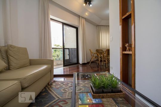 Compra de apartamento mobiliado com 4 quartos, 3 suítes e instalações de churrasqueira e academia. — Sala e varanda