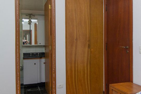 Compra de apartamento mobiliado com 4 quartos, 3 suítes e instalações de churrasqueira e academia. — Quarto suíte 2 - Banheiro e closet