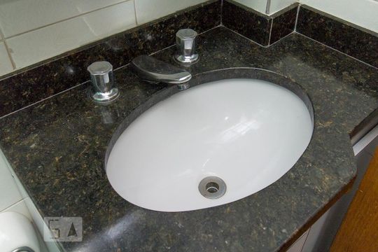 Compra de apartamento mobiliado com 4 quartos, 3 suítes e instalações de churrasqueira e academia. — Detalhe - Banheiro Suíte 2