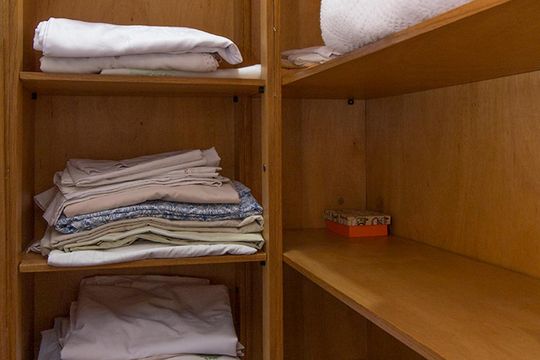 Compra de apartamento mobiliado com 4 quartos, 3 suítes e instalações de churrasqueira e academia. — Detalhe closet
