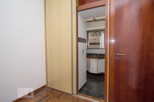 Compra de apartamento mobiliado com 4 quartos, 3 suítes e instalações de churrasqueira e academia. — Quarto suíte 3 - Armário e banheiro
