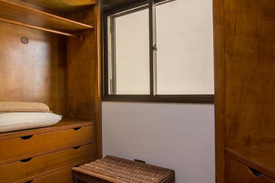 Compra de apartamento mobiliado com 4 quartos, 3 suítes e instalações de churrasqueira e academia. — Closet