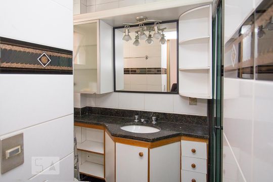 Compra de apartamento mobiliado com 4 quartos, 3 suítes e instalações de churrasqueira e academia. — Banheiro Suíte 3