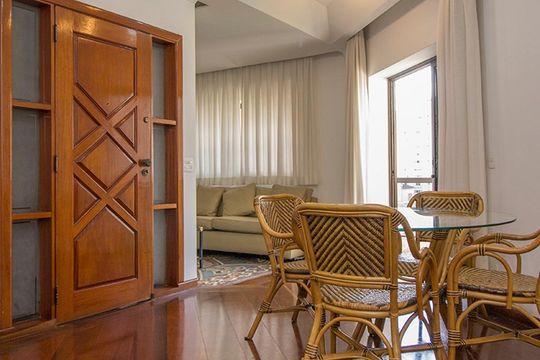 Compra de apartamento mobiliado com 4 quartos, 3 suítes e instalações de churrasqueira e academia. — Entrada da Sala