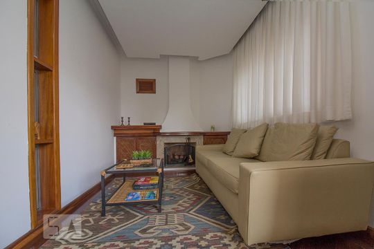 Compra de apartamento mobiliado com 4 quartos, 3 suítes e instalações de churrasqueira e academia. — Sala com lareira