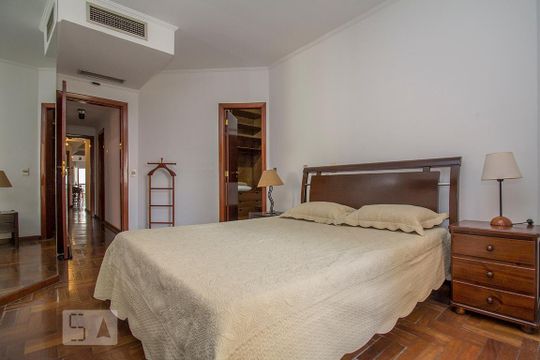 Compra de apartamento mobiliado com 4 quartos, 3 suítes e instalações de churrasqueira e academia. — Quarto suíte 1 - Closet e detalhe do ar condicionado (central)