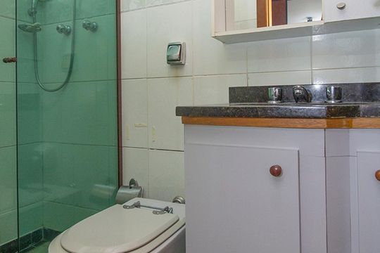 Compra de apartamento mobiliado com 4 quartos, 3 suítes e instalações de churrasqueira e academia. — Banheiro Suíte 2