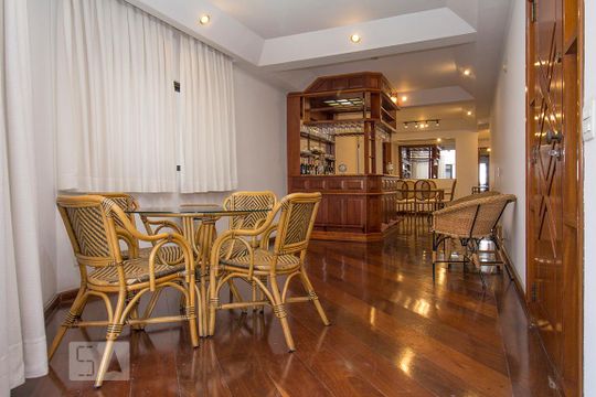 Compra de apartamento mobiliado com 4 quartos, 3 suítes e instalações de churrasqueira e academia. — Sala