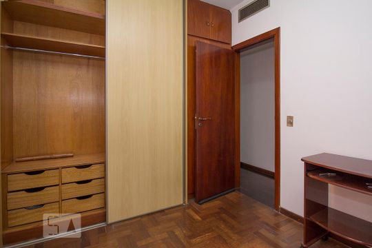 Compra de apartamento mobiliado com 4 quartos, 3 suítes e instalações de churrasqueira e academia. — Detalhe armários 