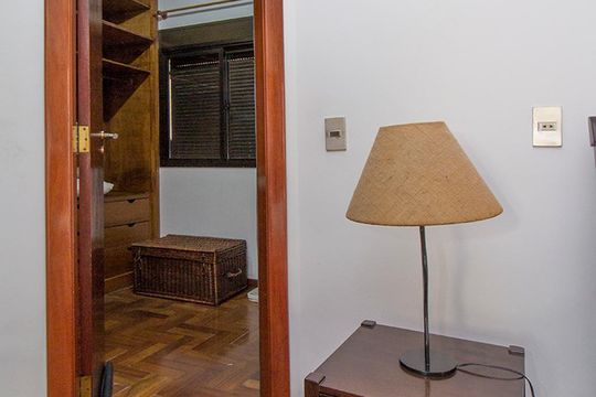 Compra de apartamento mobiliado com 4 quartos, 3 suítes e instalações de churrasqueira e academia. — Entrada do closet