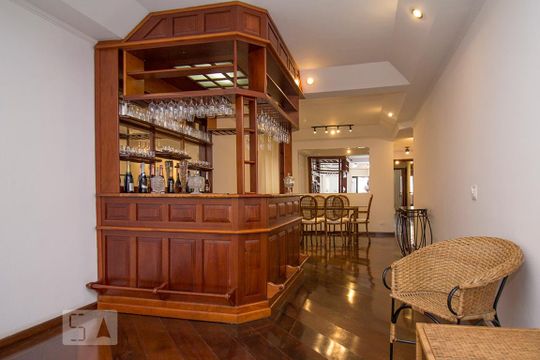 Compra de apartamento mobiliado com 4 quartos, 3 suítes e instalações de churrasqueira e academia. — Sala e bar