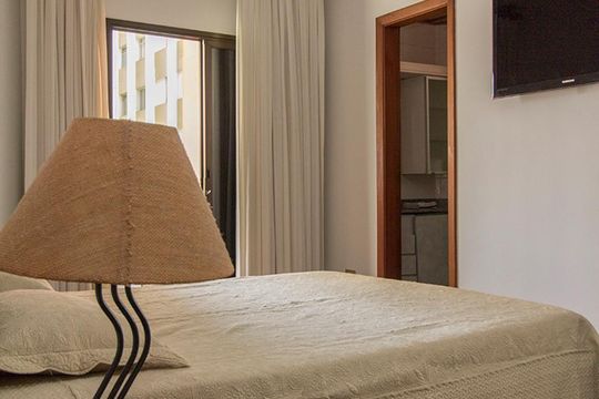 Compra de apartamento mobiliado com 4 quartos, 3 suítes e instalações de churrasqueira e academia. — Quarto suíte 1