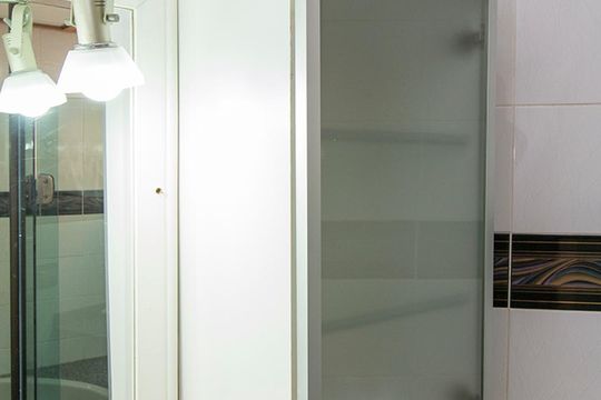 Compra de apartamento mobiliado com 4 quartos, 3 suítes e instalações de churrasqueira e academia. — Detalhe - Banheiro Suíte 1