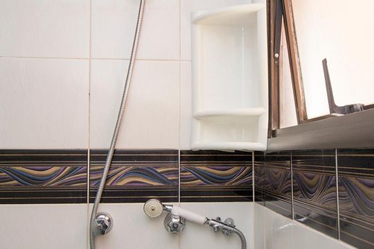 Compra de apartamento mobiliado com 4 quartos, 3 suítes e instalações de churrasqueira e academia. — Chuveiro - Banheiro Suíte 1