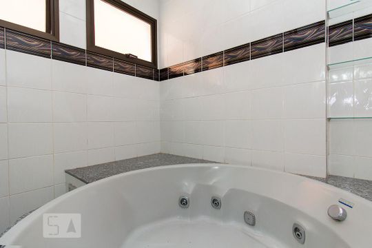 Compra de apartamento mobiliado com 4 quartos, 3 suítes e instalações de churrasqueira e academia. — Banheiro Suíte 1 - Banheira