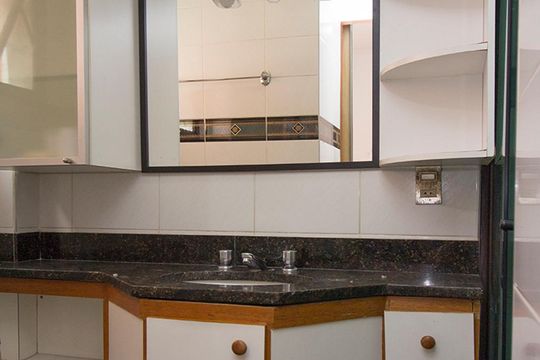 Compra de apartamento mobiliado com 4 quartos, 3 suítes e instalações de churrasqueira e academia. — Banheiro Suíte 3