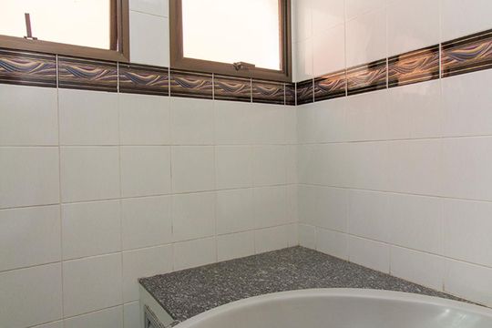 Compra de apartamento mobiliado com 4 quartos, 3 suítes e instalações de churrasqueira e academia. — Banheiro Suíte 1 - Banheira